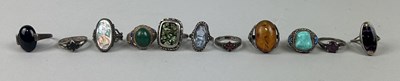 Lot 155 - A COLLECTION OF SILVER RINGS SET WITH AMBER, MALACHITE AND OTHER STONES