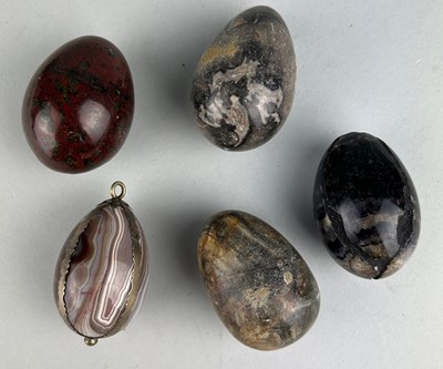 Lot 319A - FIVE POLISHED STONE EGGS TO INCLUDE ONE BLUE...