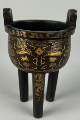 Lot 2 - A CHINESE BRONZE RITUAL VESSEL (DING)...