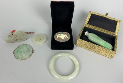 Lot 41 - A COLLECTION OF JADE ITEMS TO INCLUDE A WHITE...