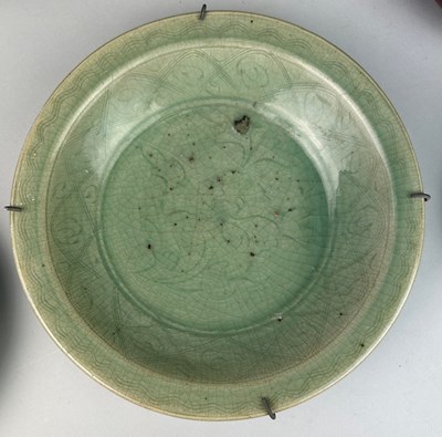 Lot 44 - A 16TH CENTURY CHINESE LONGQUAN CELADON GLAZED...