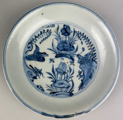 Lot 51 - A 15TH CENTURY CHINESE BLUE AND WHITE CERAMIC...