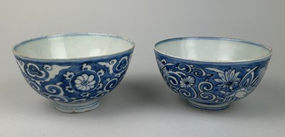 Lot 52 - A PAIR OF MING DYNASTY CHINESE BLUE AND WHITE...