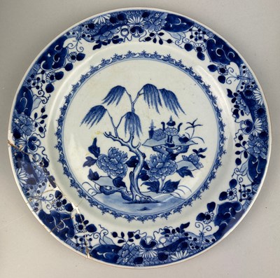 Lot 53 - AN 18TH CENTURY CHINESE BLUE AND WHITE...