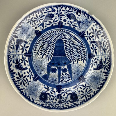 Lot 54 - A 19TH CENTURY LARGE CHINESE BLUE AND WHITE...