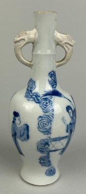 Lot 59 - A SMALL KANGXI PERIOD CHINESE BLUE AND WHITE...