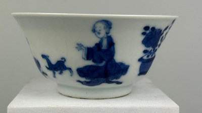 Lot 60 - A CHINESE KANGXI PERIOD BOWL DECORATED WITH...