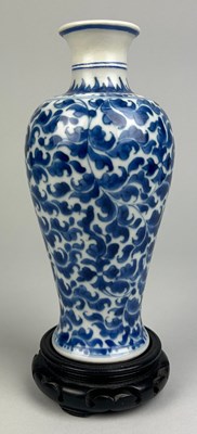 Lot 61 - A CHINESE BLUE AND WHITE VASE KANGXI PERIOD OR...