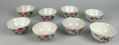 Lot 73 - A SET OF EIGHT 20TH CENTURY CHINESE BOWLS...