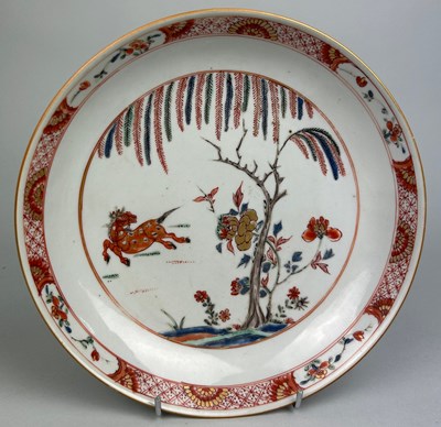 Lot 81 - A 19TH CENTURY CHINESE PLATE DECORATED WITH A...