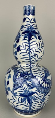 Lot 114C - A CHINESE BLUE AND WHITE DOUBLE GOURD VASE...