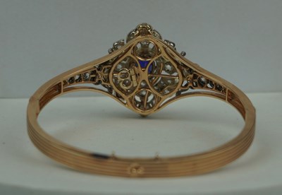 Lot 160 - A FINE 14CT GOLD BANGLE WITH CENTRAL CLAW SET...