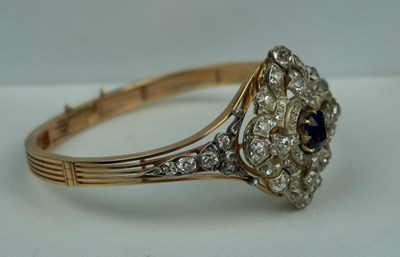 Lot 160 - A FINE 14CT GOLD BANGLE WITH CENTRAL CLAW SET...