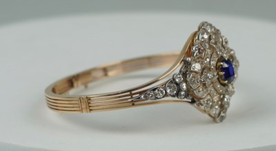 Lot 160 - A FINE 14CT GOLD BANGLE WITH CENTRAL CLAW SET...