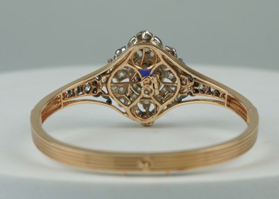 Lot 160 - A FINE 14CT GOLD BANGLE WITH CENTRAL CLAW SET...