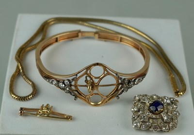 Lot 160 - A FINE 14CT GOLD BANGLE WITH CENTRAL CLAW SET...