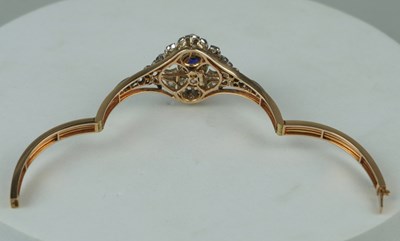 Lot 160 - A FINE 14CT GOLD BANGLE WITH CENTRAL CLAW SET...