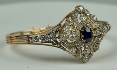 Lot 160 - A FINE 14CT GOLD BANGLE WITH CENTRAL CLAW SET...