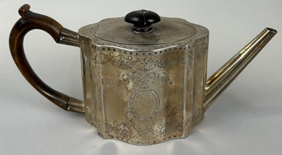 Lot 23 - A GEORGE III SILVER TEAPOT BY WILLIAM VINCENT, LONDON