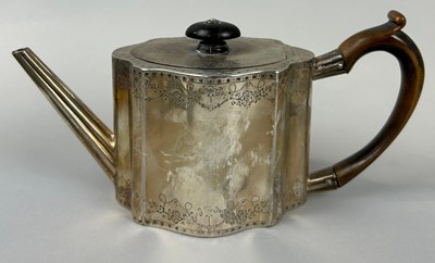 Lot 23 - A GEORGE III SILVER TEAPOT BY WILLIAM VINCENT, LONDON