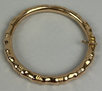 Lot 12 - AN 18CT GOLD FAUX BAMBOO BANGLE