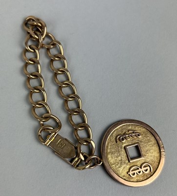 Lot 15 - A CHINESE 18CT GOLD CHAIN LINK BRACELET WITH CURRENCY CHARM