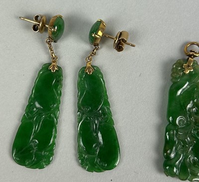 Lot 185 - A PAIR OF CHINESE JADE EARRINGS ALONG WITH A MATCHING PENDANT AND BROOCH (4)