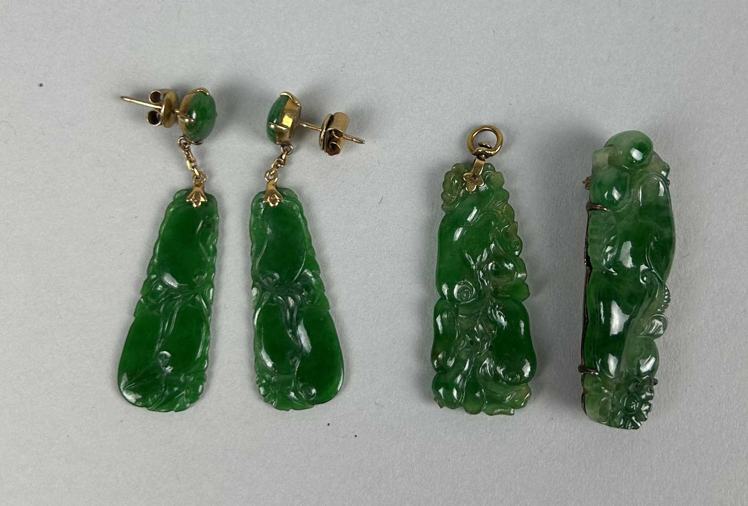 185 - A PAIR OF CHINESE JADE EARRINGS ALONG WITH A MATCHING PENDANT AND BROOCH (4)