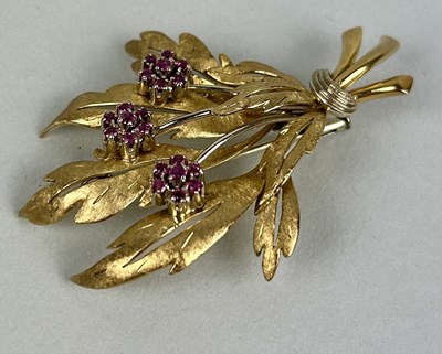 Lot 22 - AN 18CT GOLD FLORAL BROOCH SET WITH RUBIES