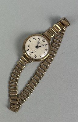 Lot 74 - A 9CT GOLD J.W.BENSON GOLD WATCH