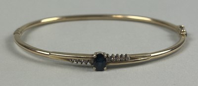 Lot 78 - A 9CT GOLD BRACELET SET WITH A SAPPHIRE