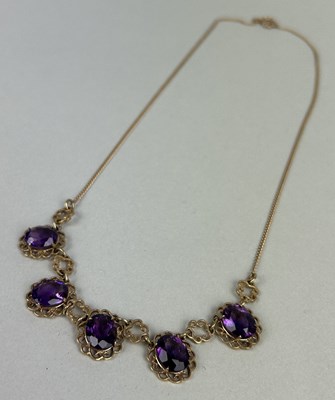 Lot 27 - A 9CT GOLD AND AMETHYST NECKLACE