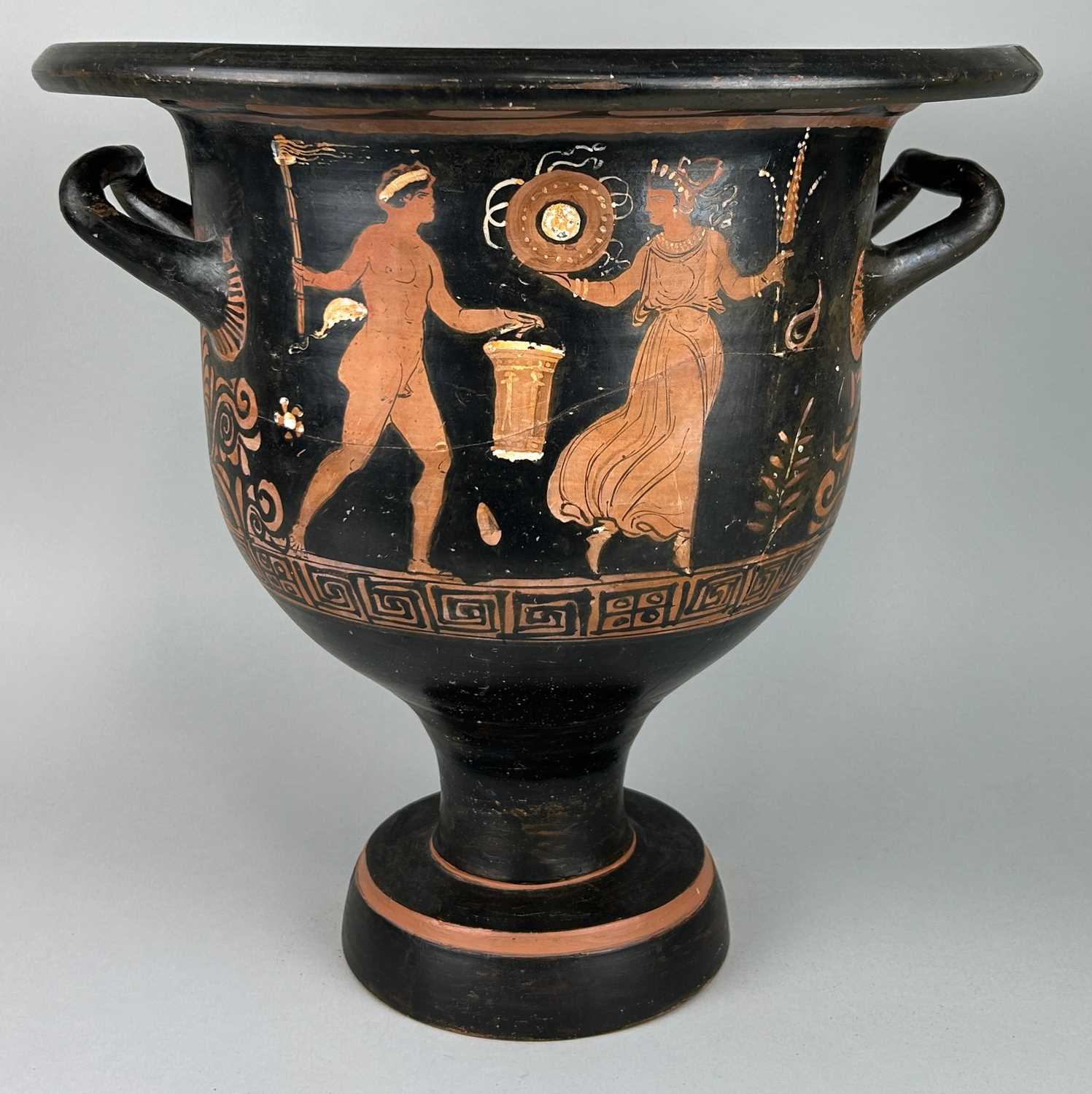 Lot 5 - AN APULIAN POTTERY BELL KRATER ATTRIBUTED TO...