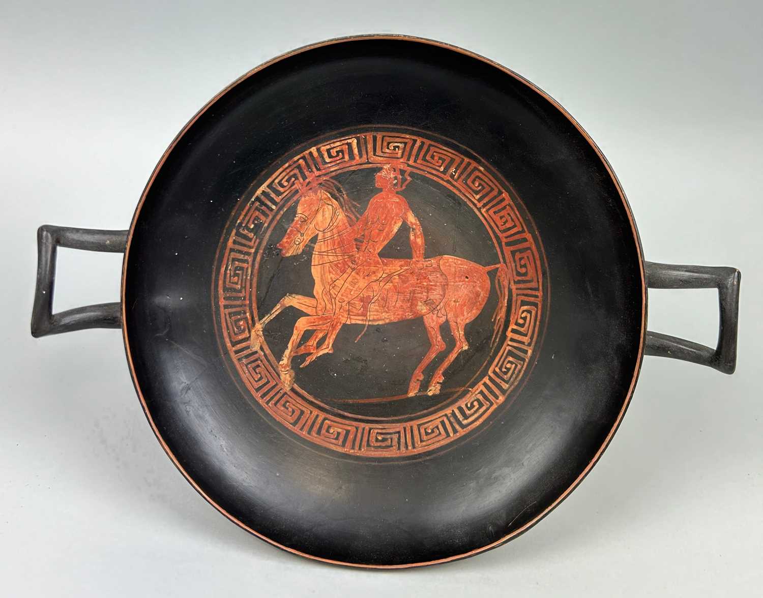 Lot 8 - AN APULIAN POTTERY KYLIX DECORATED WITH A...