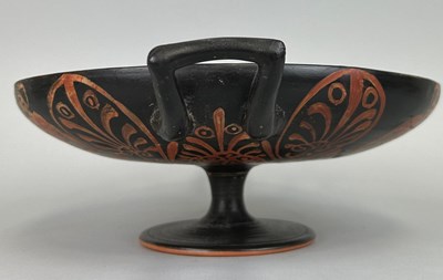 Lot 8 - AN APULIAN POTTERY KYLIX DECORATED WITH A...