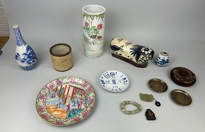 Lot 25 - CHINESE CERAMICS AND JADES TO INCLUDE A BLUE...