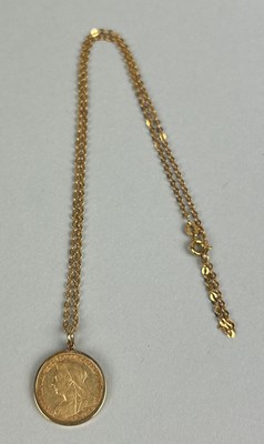 Lot 71 - A 1900 VICTORIAN GOLD HALF SOVEREIGN ON 9CT GOLD CHAIN