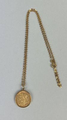 Lot 71 - A 1900 VICTORIAN GOLD HALF SOVEREIGN ON 9CT GOLD CHAIN
