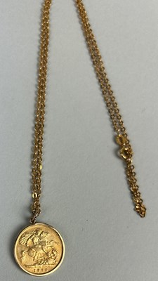 Lot 71 - A 1900 VICTORIAN GOLD HALF SOVEREIGN ON 9CT GOLD CHAIN