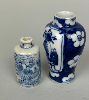 Lot 30 - A PAIR OF SMALL CHINESE BLUE AND WHITE VASES,...