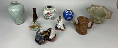 Lot 32 - A COLLECTION OF CHINESE CERAMICS TO INCLUDE...