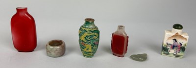 Lot 48 - A COLLECTION OF CHINESE SNUFF BOTTLES AND JADE...