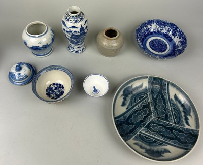 Lot 65 - A GROUP OF CHINESE CERAMICS (8)