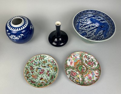 Lot 68 - A COLLECTION OF CHINESE CERAMICS TO INCLUDE A...