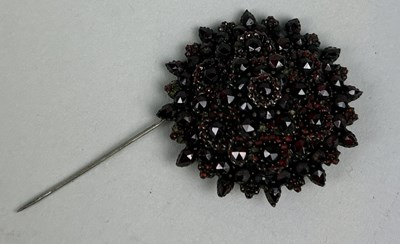 Lot 196 - A VICTORIAN GARNET BROOCH