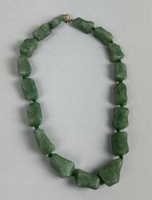 Lot 81 - A CHINESE GREEN JADE NECKLACE WITH GOLD CLASP