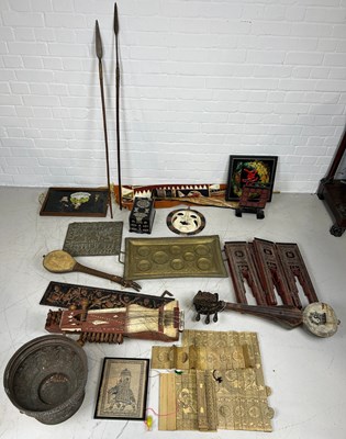 Lot 123 - A COLLECTION OF ITEMS TO INCLUDE SPEARS,...