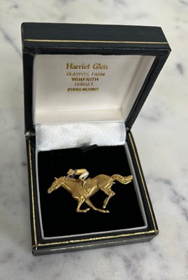 Lot 173 - AN 18CT GOLD HORSE PIN RACING BROOCH WITH...