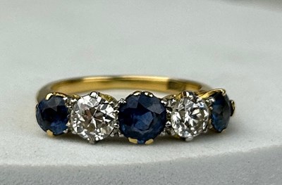 Lot 179 - AN 18CT GOLD DIAMOND AND SAPPHIRE RING CIRCA...