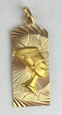 Lot 186 - EGYPTIAN REVIVAL: A GOLD PENDANT WITH BUST OF...